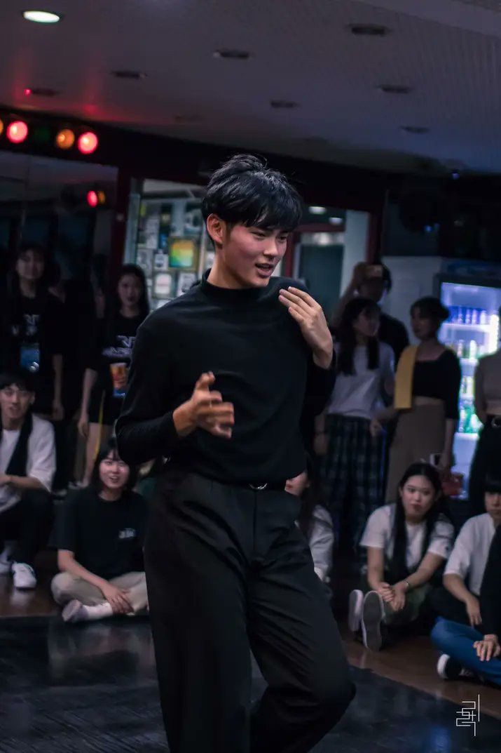 Sung Han-bin - Full Body